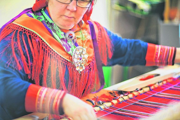 Die traditionelle Tracht der Samen nennt sich „Kolt“ und wird nur zu speziellen Anlässen getragen. Foto: RIKU PIHLANTO