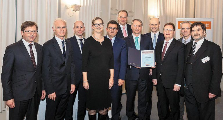 Die Vertreter der Schoellerbank freuen sich über die Auszeichnung.