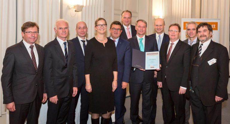 Die Vertreter der Schoellerbank freuen sich über die Auszeichnung.