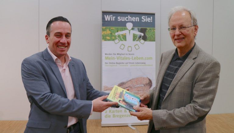 Die zahlreichen Besucher des Vortrages schmökerten schon an Ort und Stelle eifrig im Diabetes-Buch. Foto: helmut köck