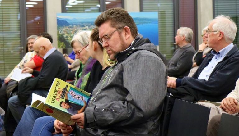 Die zahlreichen Besucher des Vortrages schmökerten schon an Ort und Stelle eifrig im Diabetes-Buch. Foto: helmut köck