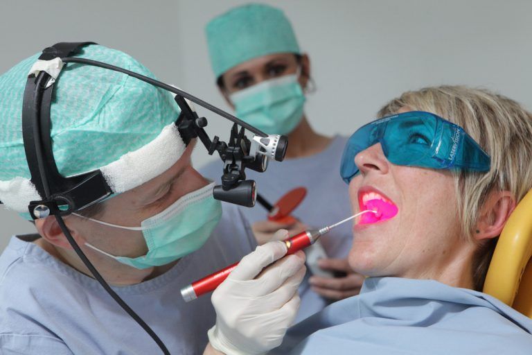Wer künftig ausgeschlagene Zähne notdienstlich wieder repariert, ist derzeit Gegenstand von konkreten Überlegungen.  Foto:shourot