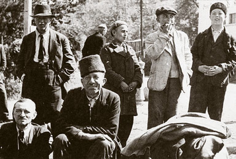 „Displaced Persons“ vor dem Feuerwehrhaus in Feldkirch-Tisis 1945.