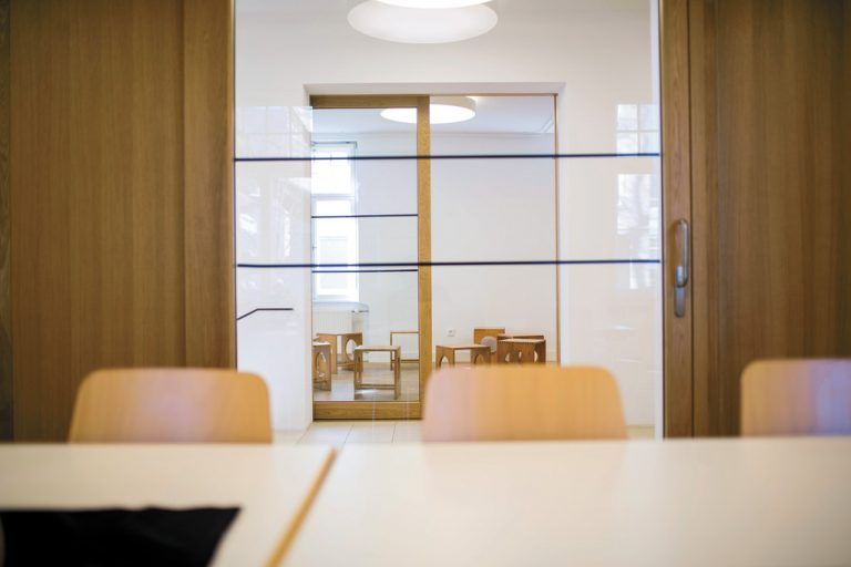 Durchblicke in sämtliche Richtungen erzeugen eine offene Atmosphäre. Geöltes Eichenholz und Glas sind die dominierenden Materialienin den neu gestalteten Erdgeschoßräumen.