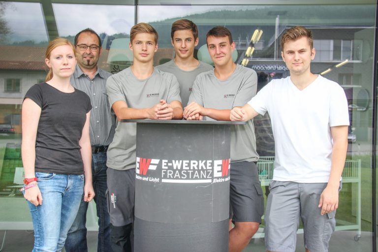 E-WERKE: Fünf Jugendliche haben ihre Lehre begonnen. Vier davon als Elektrotechniker und eine Mitarbeiterin als Informationstechnologin. Gesamt werden 13 Lehrlinge beschäftigt. Viel Wert wird auf eine umfassende Ausbildung, das Kennenlernen aller Abteilungen und das Vorleben der Unternehmenskultur gelegt.