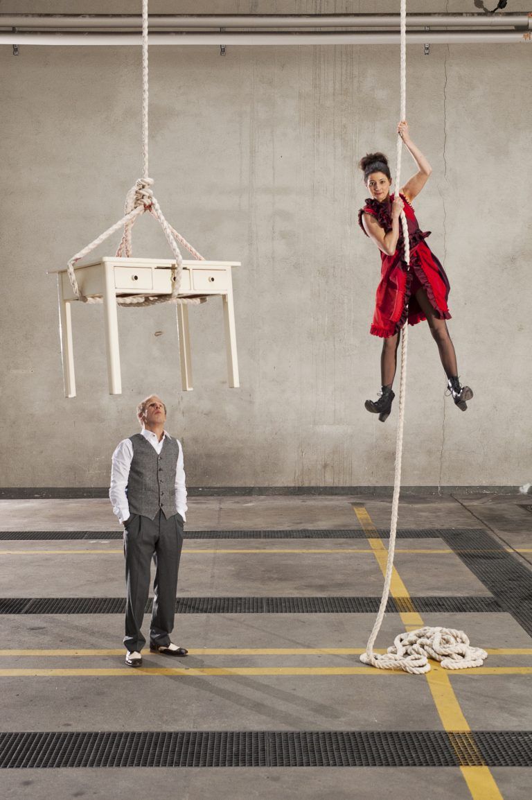 Die beiden Performance-Künstler bringen Schnelligkeit und Leichtigkeit, Akrobatik, Tricks, Musik und Theater in ihrem Programm in Einklang. E1nz