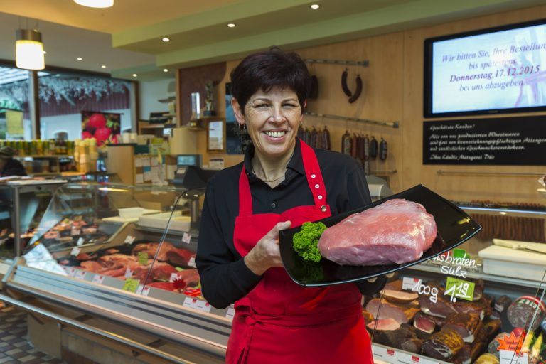 Edith Immler-Dür bietet fast ausschließlich Fleisch und Wurst aus eigener Schlachtung an.  Foto: VN/Paulitsch
