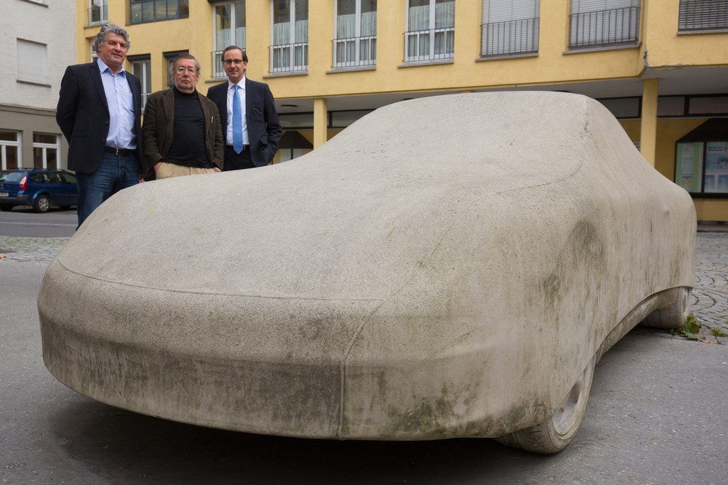 Das Kunstwerk von Gottfried Bechtold wird Attraktion beim Hohen­emser Kreisverkehr.