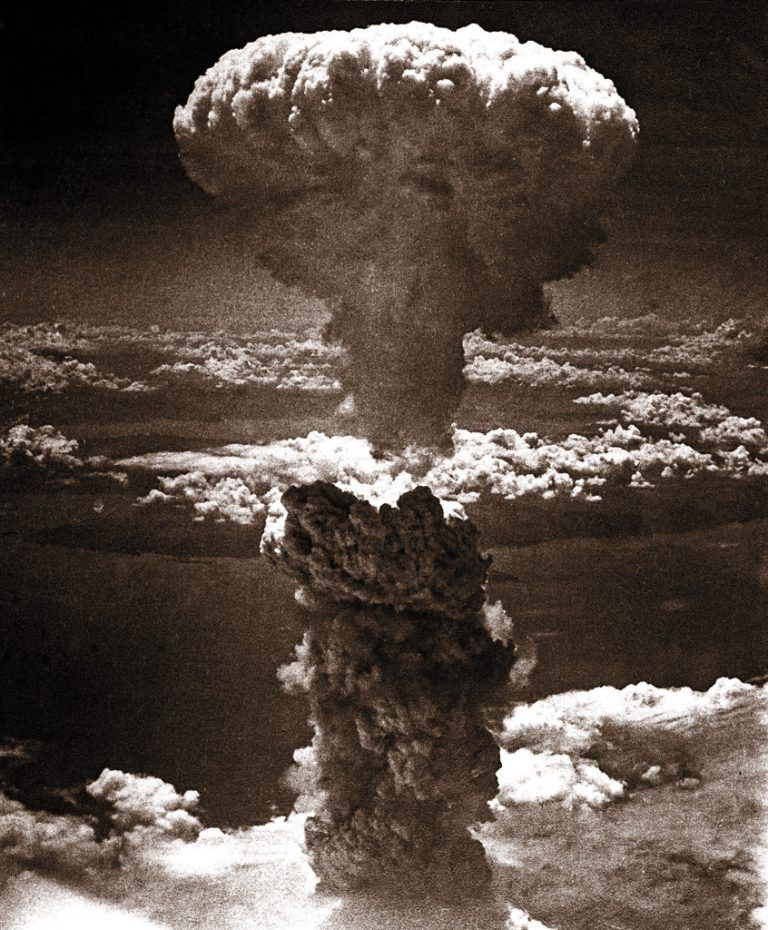 Ein Atompilz über Japan, aufgenommen aus einer US-Militärmaschine kurz nach dem Bombenabwurf. Foto: AP