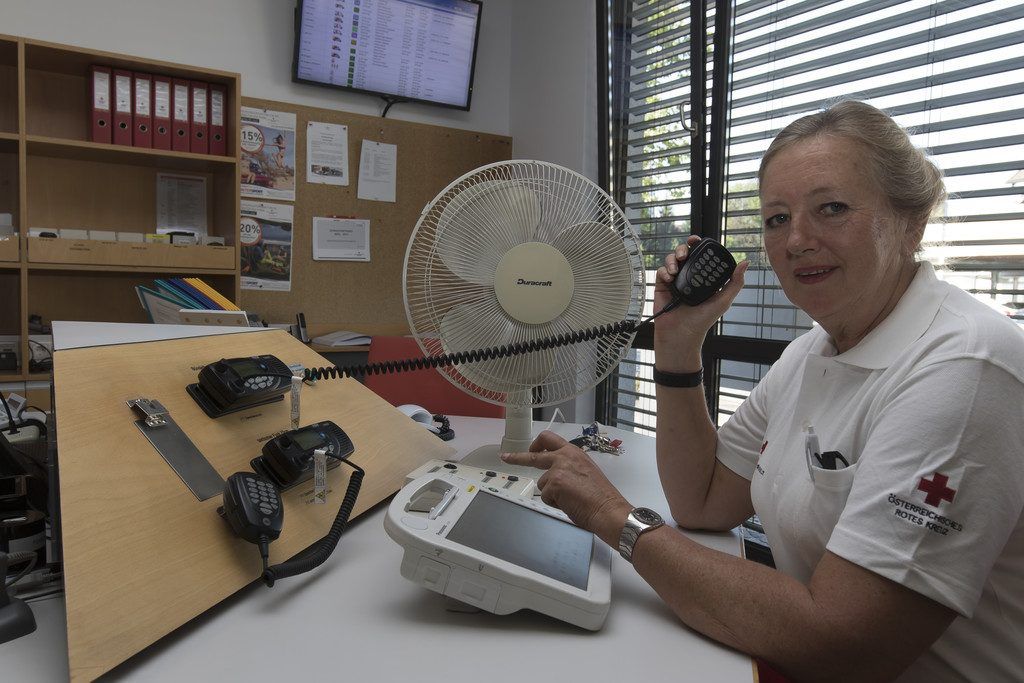 Dame in heißem Dienst