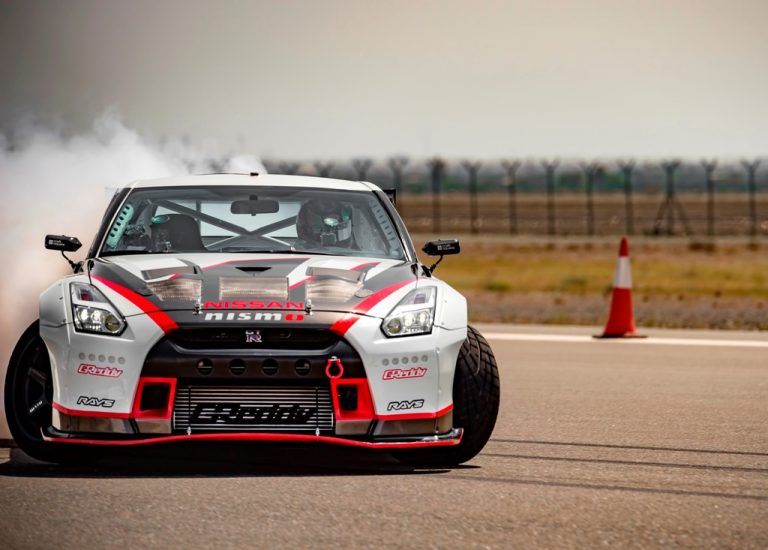 Ein japanischer Drift-Champion hat den neuen Nissan GT-R bei 304,96 km/h quergestellt. Foto: Werk