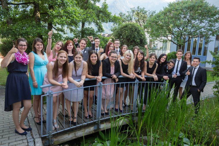 Ein letztes gemeinsames Foto beim Valet: Auch für die Schüler der 5B der Tourismusschule Bludenz endet die gemeinsame Schulzeit. Jeder schlägt nun seinen eigenen Karriereweg ein.  