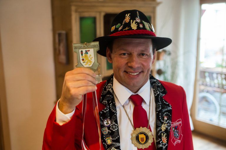 Ein stolzer Rhinzigünar: Klaus Spiegel, Hauptorganisator des heurigen Landesnarrentages. Foto: VN/Steurer