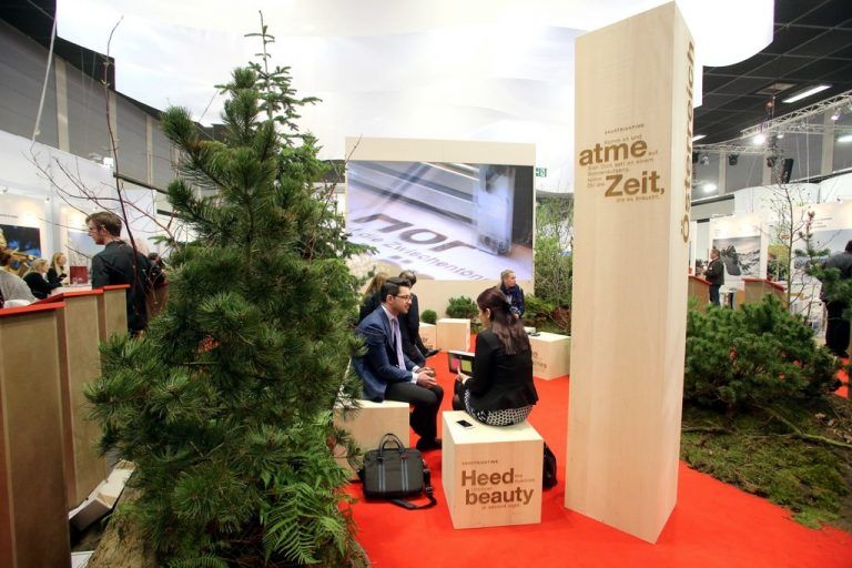 Ein Stück Vorarlberg in Berlin: Der Hittisauer Holzhandwerker Markus Faißt sorgt für die richtige Stimmung. Foto: Paulenz