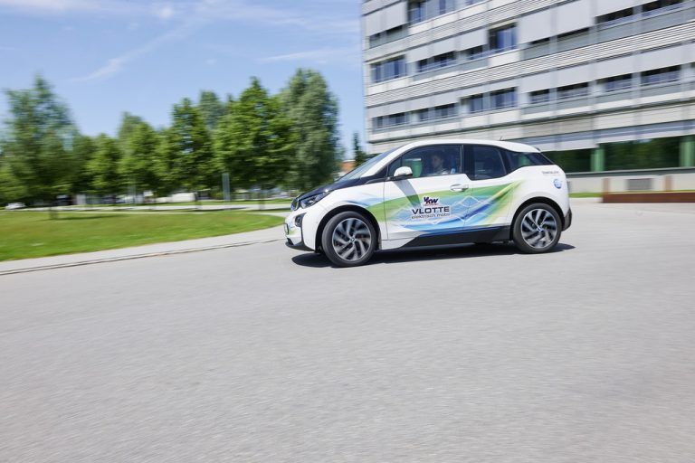 Ein vkw-Facebook-Fan gewann eine Teilnahme und darf den BMW i3 des Energieunternehmens pilotieren.