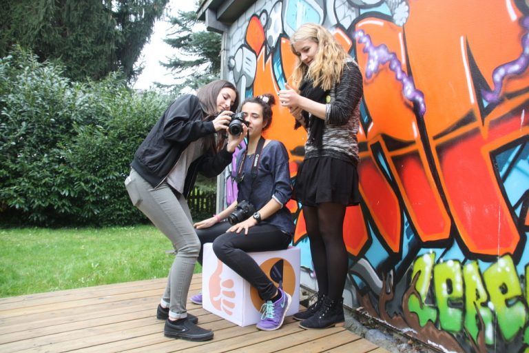Ein Vlog von Selina (Mitte) zum Multimedia-Tag findet sich online unter www.aha.or.at/multimediatag.