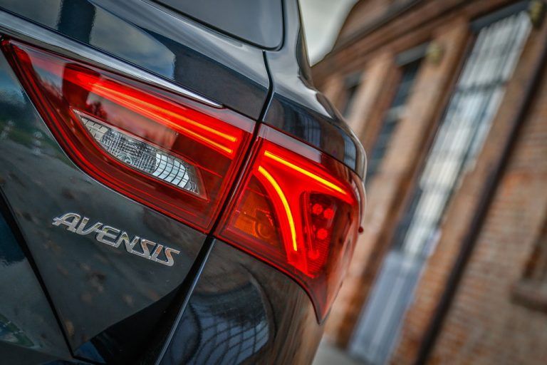 Eindruck: : Das neue Ambiente weckt Emotionen für das Flaggschiff von Toyota. Ein neuer Wert für einen Ex-Routinier. Negativ: Top ist diese Navi-Generation noch nicht und auch nicht die Platzierung mancher Schalter.