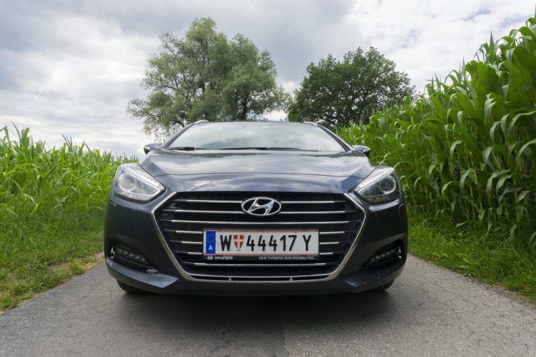Eindruck: Viel drin und dran ist in der vornehmen „Platin“-Ausführung: Von elektr. verstellbaren Ledersitzen (beheiz-/belüftbar), Infinity-Soundsystem, Navi/Rückfahrkamera bis zu Panoramaschiebedach, Lenkeeinparkhilfe, adapt. Dämpfer und Komfort-Klima.