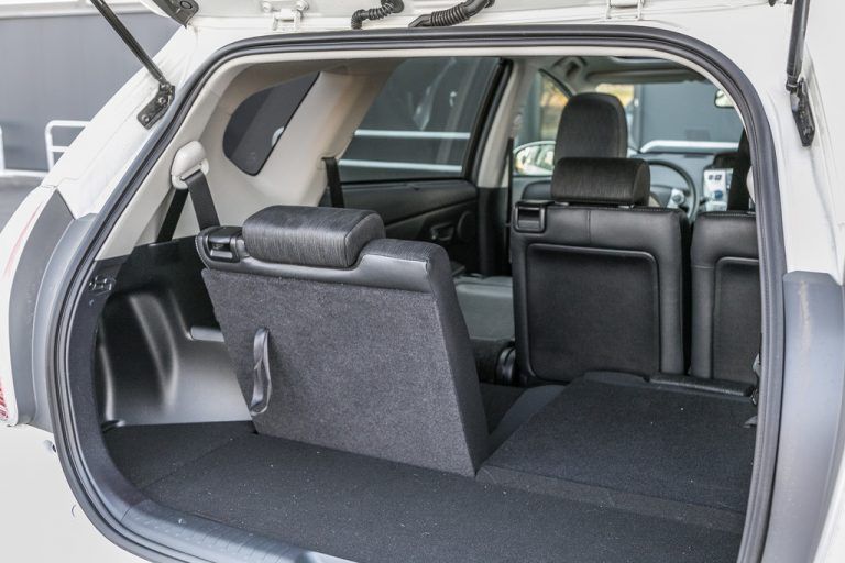 Eindruck: Von seinen erzieherischen Fähigkeiten abgesehen, glänzt der Prius+ durch Raum und Zuverlässigkeit. Zartfühlend Gas geben – sonst sorgt die Automatik für eine übermäßig deutliche Geräuschkulisse.