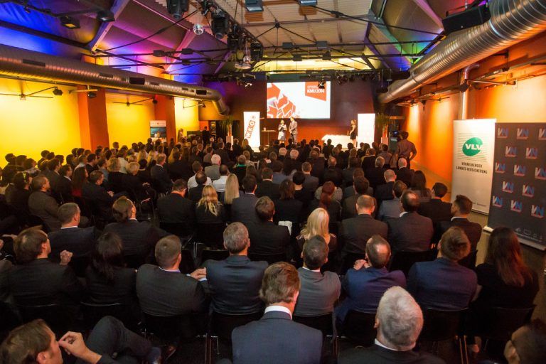 Eindrucksvolle Kulisse bei der Preisverleihung des Vorarlberger KMU-Preises in der Otten-Gravour in Hohenems. Foto: VN/Steurer