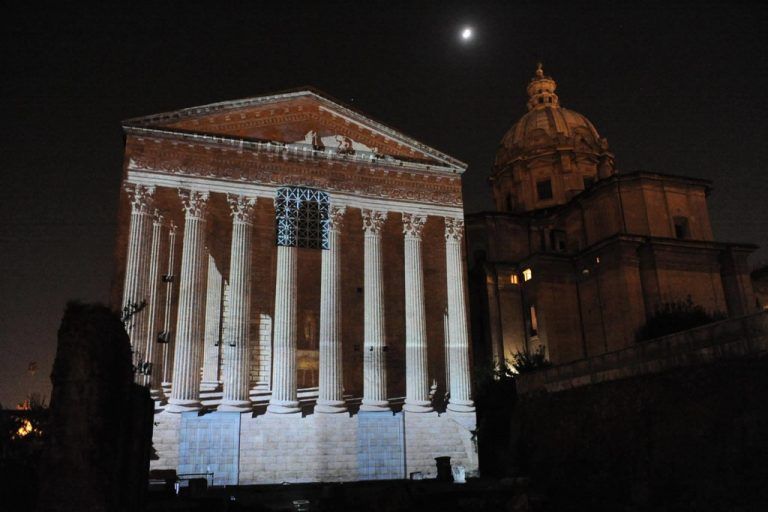 Eine raffinierte Laser-Illumination lässt das alte römische Rathaus, die Curia, in neuem Glanz erstrahlen.  FOTO: Viaggi nell‘ antica roma
