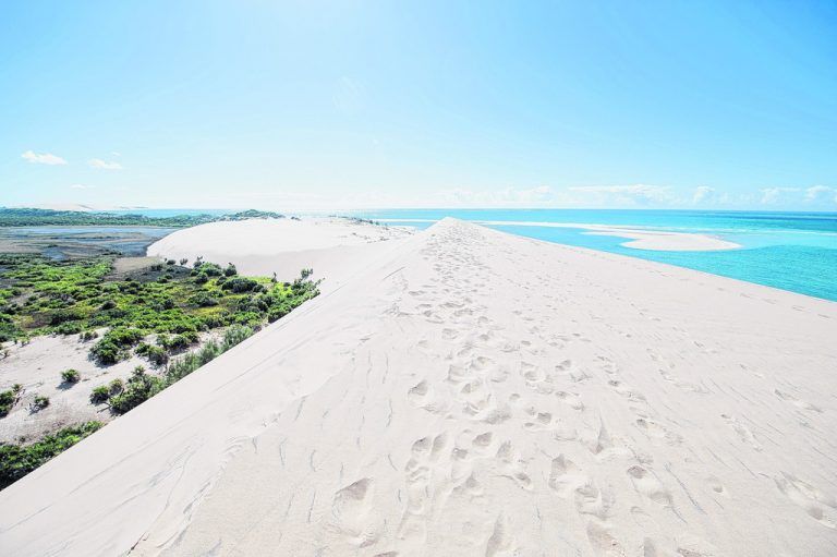 Eine riesige weiße Sanddüne bietet auf der größten Insel des Archipels einen spektakulären Ausblick auf Land und Meer.