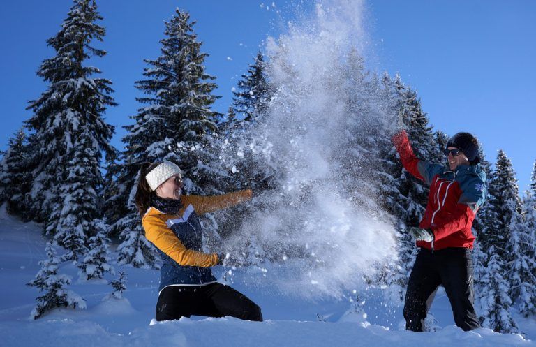 Eine Schneeballschlacht macht Freude, und Freude tut dem Körper allemal gut, egal ob Frau oder Mann. Foto: ludwig Berchtold