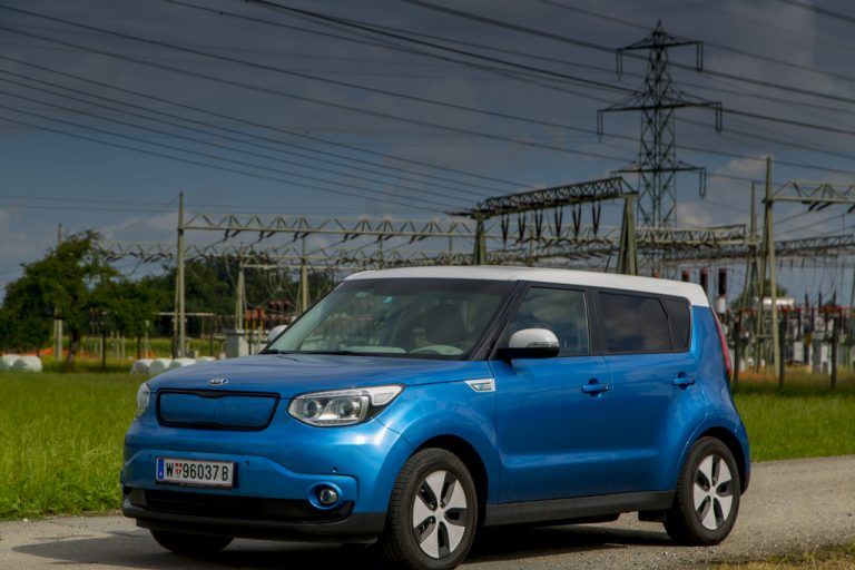 Elektroautos kommen sportlich daher und helfen seit dem 1. Jänner auch beim Sparen kräftig mit. VN/Paulitsch