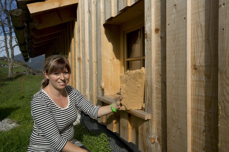 Elisabeth Wächter legte großen Wert auf die richtige Dämmung, verkleidete mit stilechter Holzfassade und eine Erdwärmepumpe heizt das Haus.
