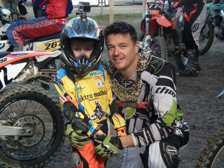 Enrico Fröhle, im Bild mit seinem Sohn Aaron, freut sich auf das Motocross-Wochenende.  Foto: Privat