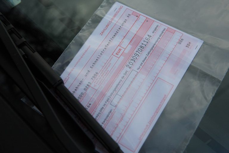 Entweder per Post auf der Windschutzscheibe, oder im direkten Kontakt mit dem Kunden: Die Asfinag bestraft Vignettensünder. Fotos: VN/Hartinger