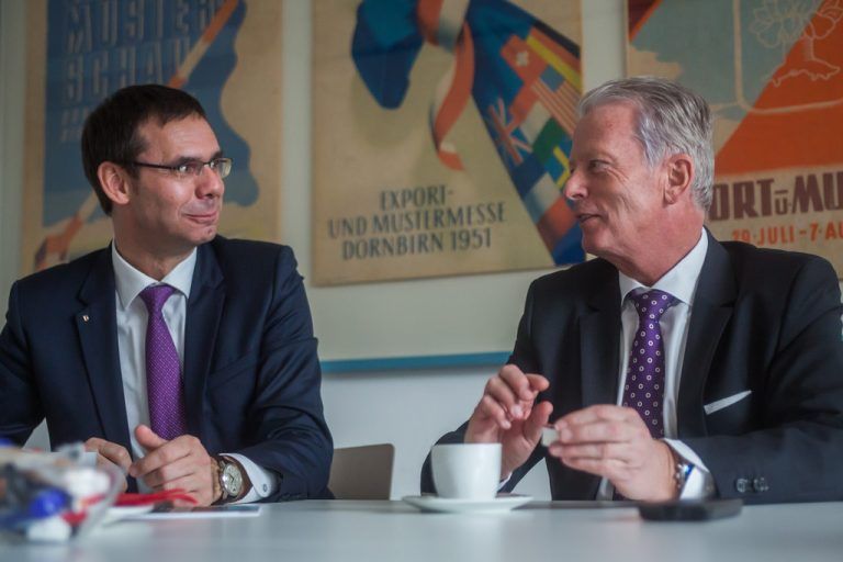 Er werde den Vorschlag Vorarlbergs zum Schulversuch unterstützen, versichert Mitterlehner Landeshauptmann Wallner. Foto:VN/Steurer