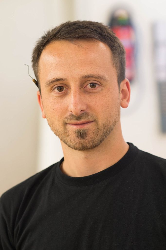 Eray Türken, Sticker Ich betreue die Stickmaschinen. Die Arbeit ist sehr abwechslungsreich, da jeden Tag andere Artikel gefertigt werden, was mir besonders gefällt. Ich arbeite gerne hier.