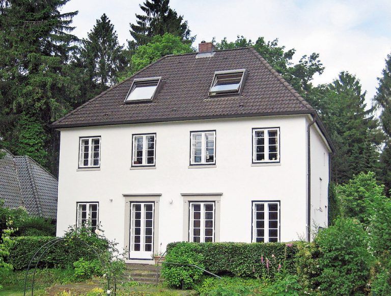 Erbensuche. Wird großer Immobilienbesitz vererbt,gehört abgeklärt, wie umfangreich der Kreis der Erben tatsächlich ist. Das gilt besonders vor einem Verkauf der Immobilie.