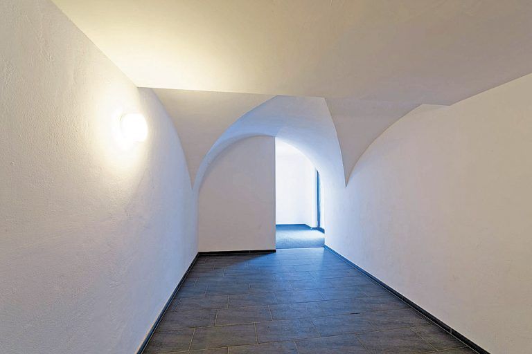 Erhalten vom alten Schlossbräu wurde so viel wie möglich. Auch die alten Gewölbe, die nun den Gang zwischen beiden Gebäudeteilen bilden. Rechts geht es zu den sechs Wohnungen im Altbau, links zu den 23 neuen.