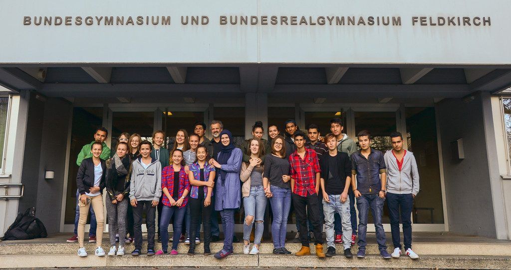 BG-SchülerInnen reichen die Hände