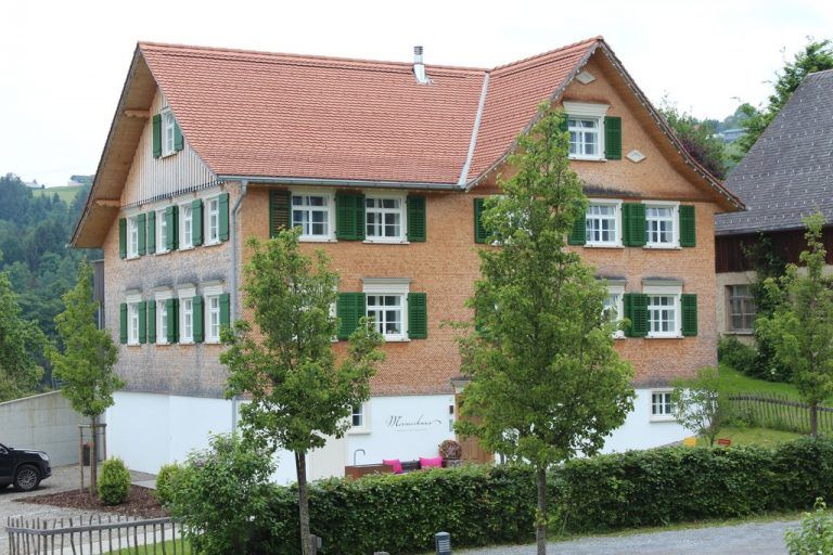 Evi Haller hat das Mesmerhaus in Bildstein zu einem Schmuckstück ausgebaut. Darin befinden sich Ferienwohnungen. Foto: WM