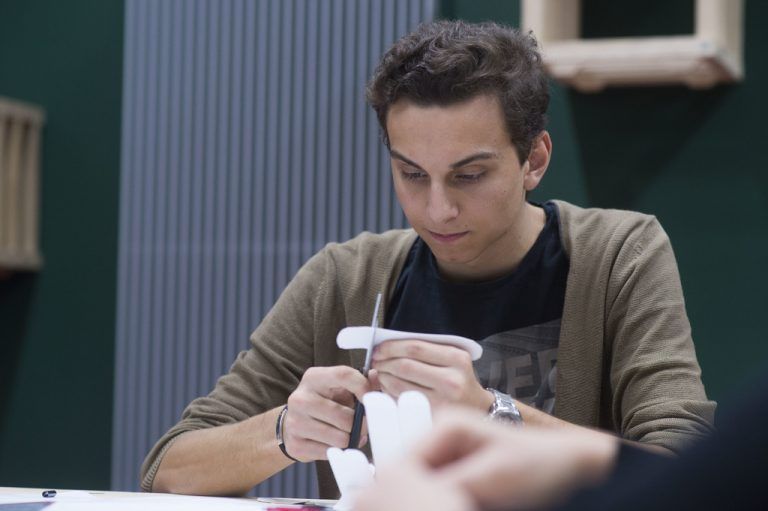 Fabrizio: Basteln, Kleben und Modelle bauen ist in der HAK nicht alltäglich. Jedoch war das ja erst der Anfang . . . Es war dann doch nicht so einfach, Boards zu organisieren. Und Sponsoring-Unterstützung haben wir auch gebraucht. Ein großer Dank an alle, die uns unterstützt haben. Kommt doch mal vorbei . . . zum Sitzen.
