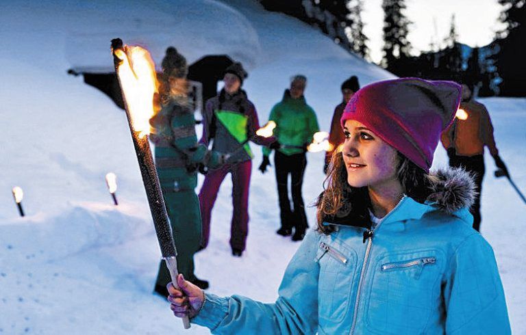FackelwanderungenDie Fackelwanderung nach Garfrescha ist ein Erlebnis mit Abenteuercharakter. Nach einer Keesknöpflipartie in der „Gäßbarga“ startet die Wanderung durch den verschneiten Fichtenwald.