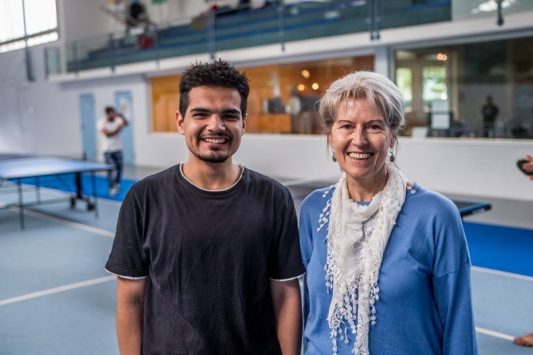 Fahad und „Mama“ Rita Kresser. Die Götzner Pensionistin hat den jungen Iraker ins Herz geschlossen.