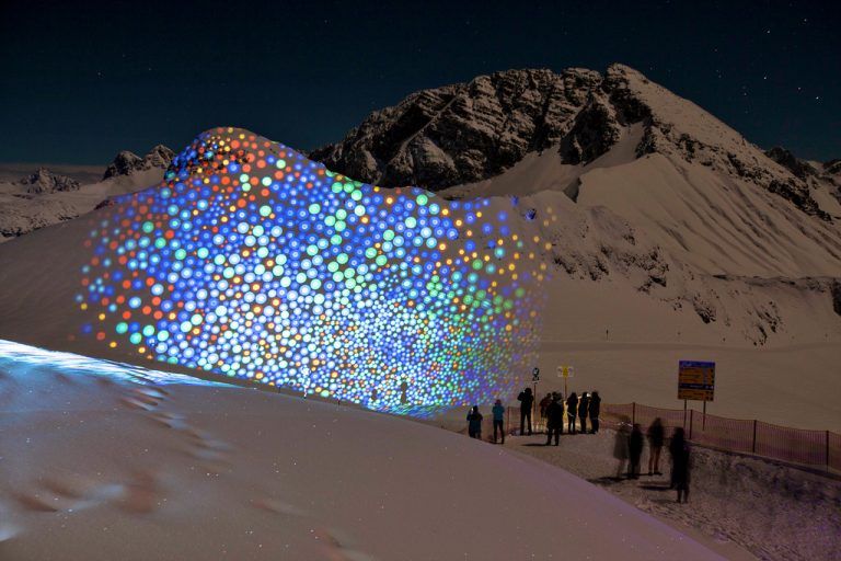 Fantastic GondolasFür eine Nacht verwandeln sich die Gondeln der Rüfikopf-Seilbahn zur schwebenden Disko, die verschneiten Berge werden zur Projektionsfläche und die Berg- und Talstation zum Schauplatz eines speziellen Festival­events. Wann? 12. Dezember 2015.