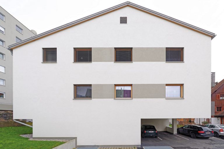 Fensterläden Beide Hausteile des Schlossbräu haben ein Satteldach, hölzerne Fensterläden hat nur der alte. Hübsche Zitate von diesen finden sich allerdings neben den dreifach verglasten Fenstern des neuen in der Form von auf die Fassade gemalten grünen Streifen.