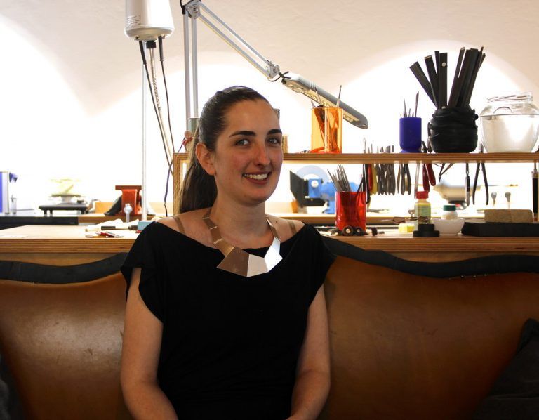 Schmuckdesignerin mit klarer Formensprache