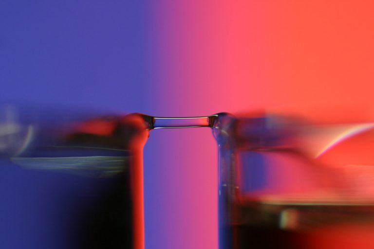 Mittels Wasserbrücke zu geladenem H2O