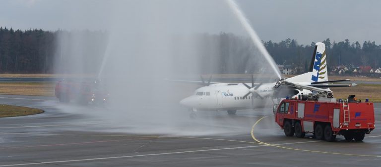 VLM Airlines startet mit Torte und Fontäne am Bodensee-Airport Friedrichshafen