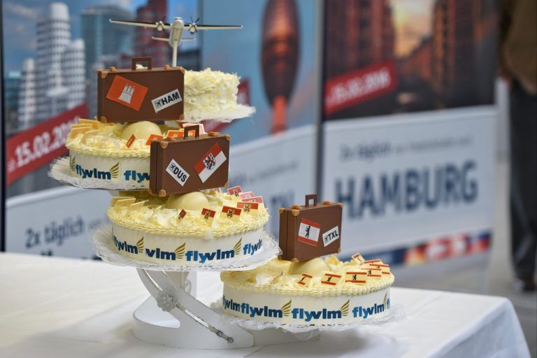 VLM Airlines startet mit Torte und Fontäne am Bodensee-Airport Friedrichshafen