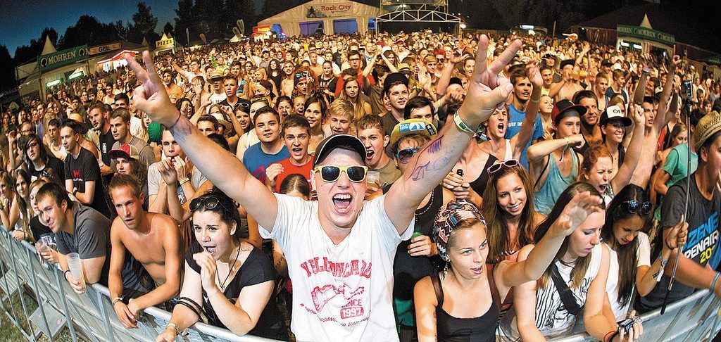 Riesenparty mit viel Musik am Alten Rhein