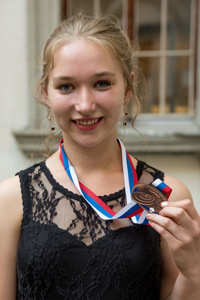 Eine Virtuosin mit Gewehr und Harfe