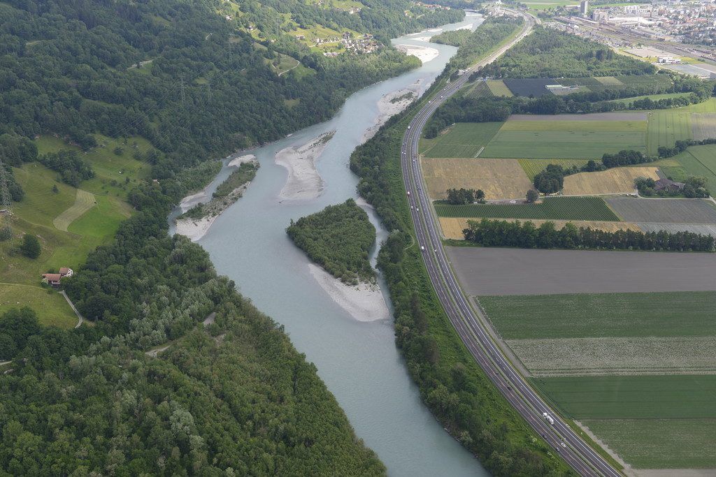 Allmähliche Annäherungen zu Kompromiss bei Hochwasserschutzprojekt am Rhein.