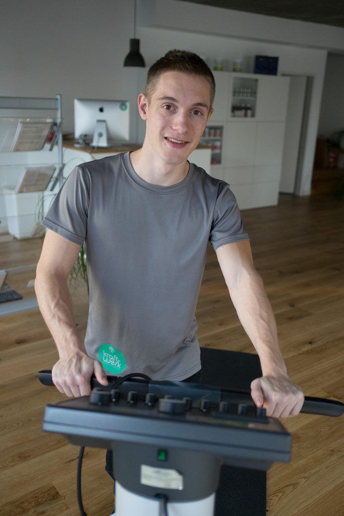 Als Fitnessbetreuer bringt Stephan Haller schlaffe Zeitgenossen auf Touren.